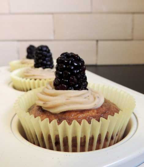blackberry cupcakes