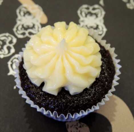 white ganache chocolate cupcake1